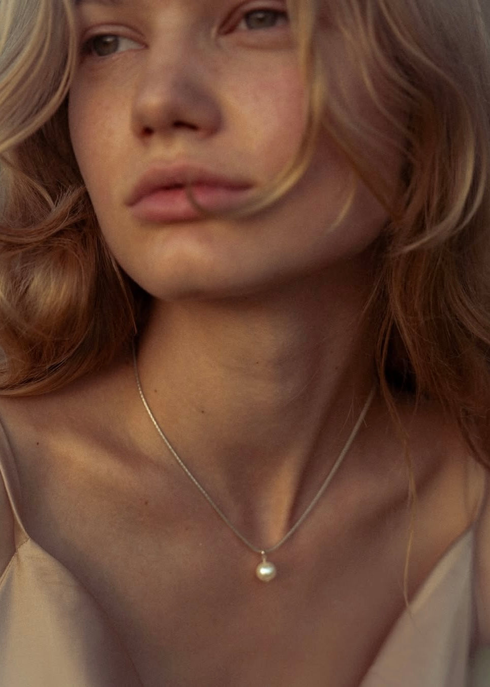 Sunny Dust Hanging Pearl Naked