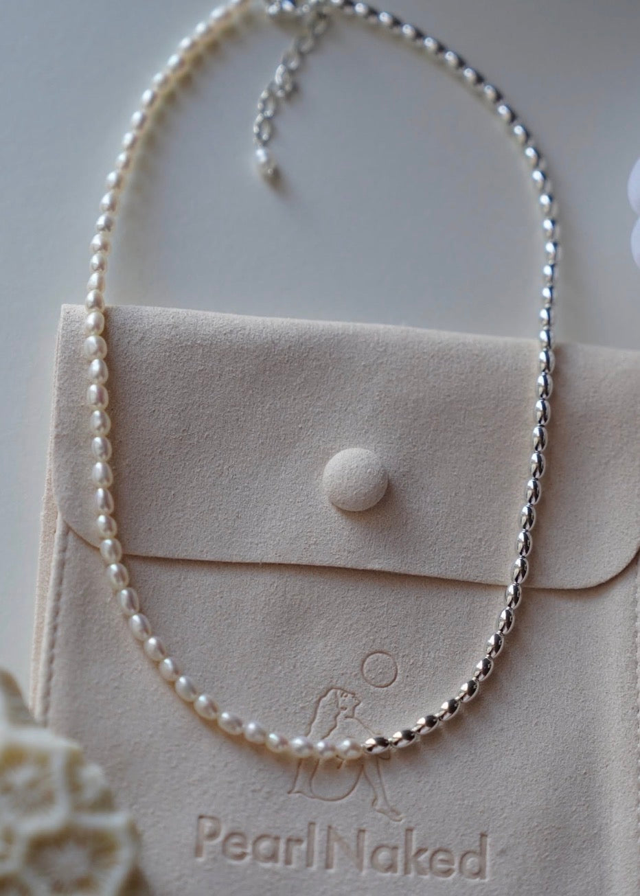 Lola Choker Pearl Naked